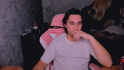 pohyi_ online show from December 2025 01:04:02 PM