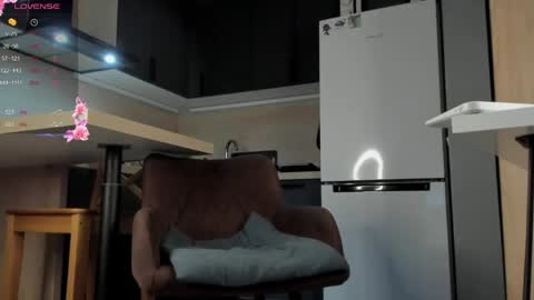 Snapshot of poisonevelyn chatting on May 2026 05:18:01 PM Holy Blonde online show from May 2026 05:18:01 PM