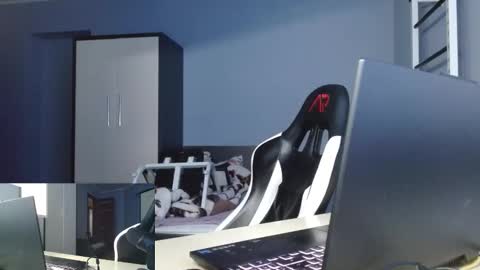 Poliglotjoe2 online show from February 2026 01:52:02 PM