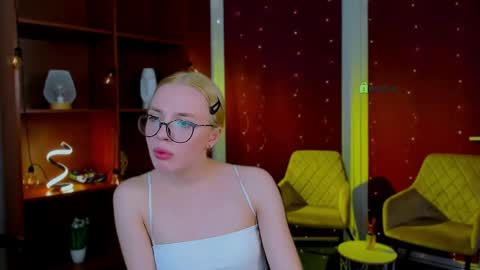 polly_more online show from April 2026 10:44:02 PM