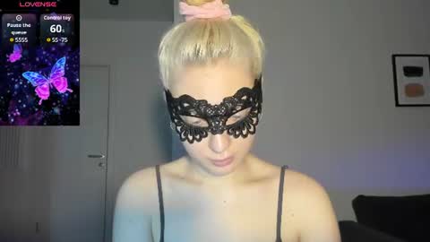 Snapshot of polly_skil chatting on June 2026 06:32:02 PM polly_skil online show from June 2026 06:32:02 PM