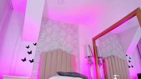 Carolina online show from February 2025 06:33:01 AM