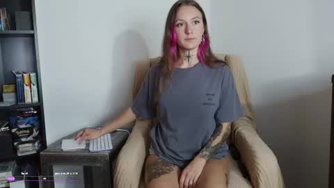 Snapshot of poppyquinn chatting on June 2026 01:52:01 AM PoppyQuinn online show from June 2026 01:52:01 AM
