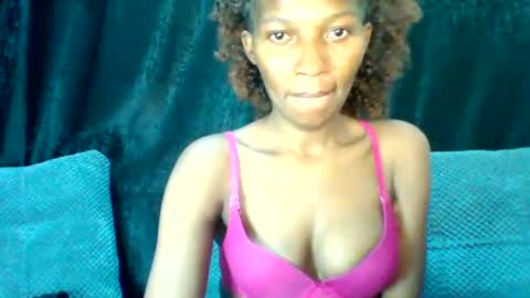 Snapshot of prettie_petitee chatting on July 2026 12:00:02 PM prettie_petitee online show from July 2026 12:00:02 PM