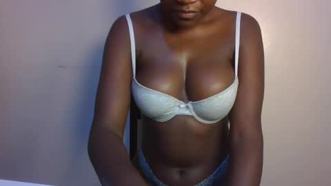 pretty_lucie online show from April 2026 04:07:02 PM