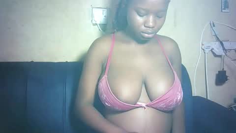 pretty_milan online show from February 2026 11:14:02 AM