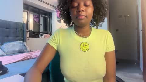 Snapshot of pretty_peaches chatting on May 2026 02:07:01 AM Pretty peaches online show from May 2026 02:07:01 AM