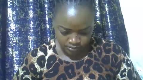 pretty_vall online show from October 2025 07:25:02 PM