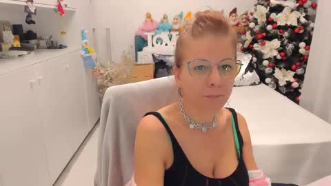 Snapshot of prettyblackeyes chatting on December 2024 06:43:01 AM wilma online show from December 2024 06:43:01 AM