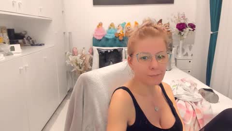 Snapshot of prettyblackeyes chatting on January 2025 07:15:01 AM wilma online show from January 2025 07:15:01 AM