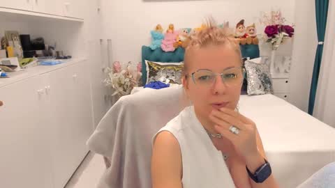Snapshot of prettyblackeyes chatting on February 2025 07:09:01 AM wilma online show from February 2025 07:09:01 AM