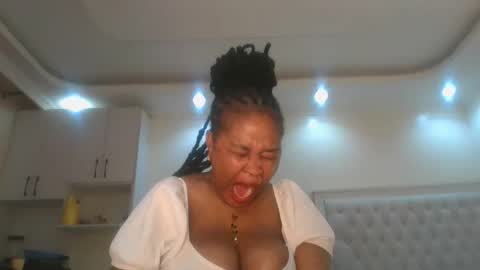 Snapshot of queen_kikih chatting on May 2026 12:18:01 AM Queen kikih online show from May 2026 12:18:01 AM