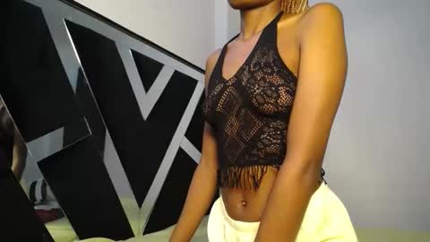 Snapshot of queen_sashavixen chatting on May 2026 06:10:02 AM queen_sashavixen online show from May 2026 06:10:02 AM