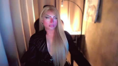 Snapshot of queenarthalia chatting on January 2025 04:32:02 PM ARTHA online show from January 2025 04:32:02 PM