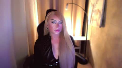 Snapshot of queenarthalia chatting on January 2025 06:25:01 PM ARTHA online show from January 2025 06:25:01 PM