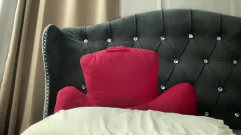 QUEEN online show from April 2026 12:49:02 AM