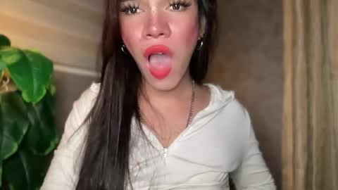 Snapshot of queenn_xxx chatting on June 2026 04:40:01 PM QUEEN online show from June 2026 04:40:01 PM