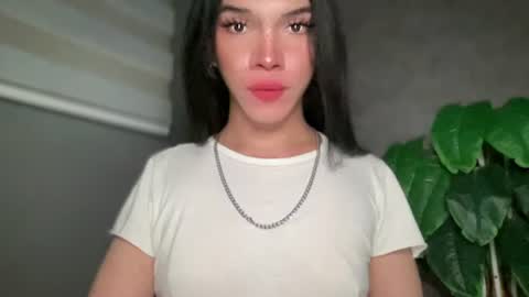 Snapshot of queenn_xxx chatting on June 2026 02:43:02 AM QUEEN online show from June 2026 02:43:02 AM