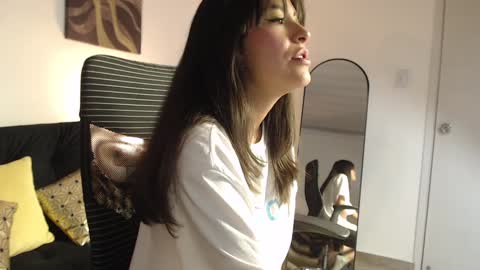 Snapshot of queenpink777 chatting on December 2024 07:09:02 PM Rose online show from December 2024 07:09:02 PM