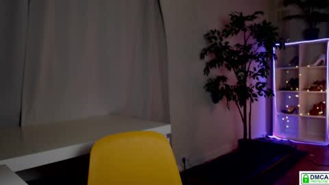 Snapshot of queensy_sins_x chatting on May 2026 04:44:02 PM Queensy online show from May 2026 04:44:02 PM