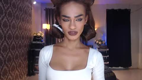 Snapshot of queenvalentinats chatting on June 2026 11:18:02 PM ValentinaMoone online show from June 2026 11:18:02 PM