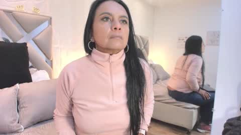 Raquel Moore  online show from September 2025 12:27:02 PM