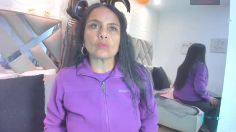 Raquel Moore  online show from October 2025 02:49:01 PM