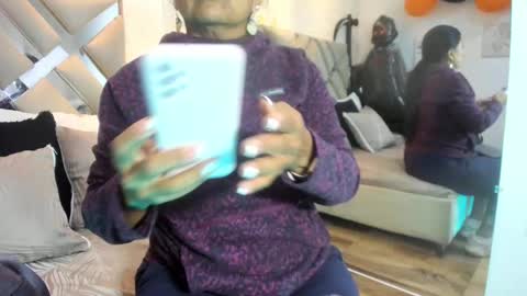 Raquel Moore  online show from October 2025 11:36:01 AM