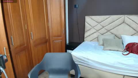 Raquel online show from October 2025 07:27:02 PM