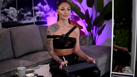 Raquelle online show from March 2026 10:41:02 AM