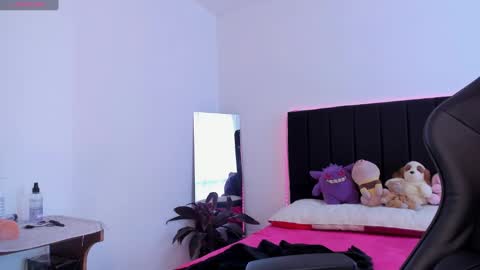 Snapshot of raven__white1 chatting on January 2025 09:43:01 PM Raven online show from January 2025 09:43:01 PM