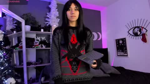 Snapshot of ravenwitch_ chatting on December 2024 12:57:02 AM Raven Witch online show from December 2024 12:57:02 AM