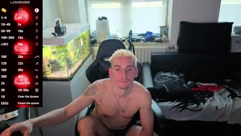 Rayzel White online show from April 2026 06:38:01 PM