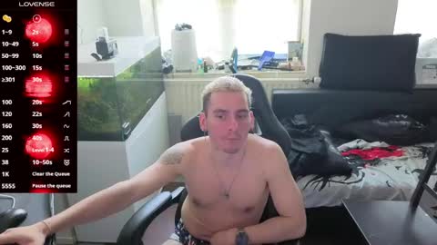 Rayzel White online show from May 2026 02:33:02 PM