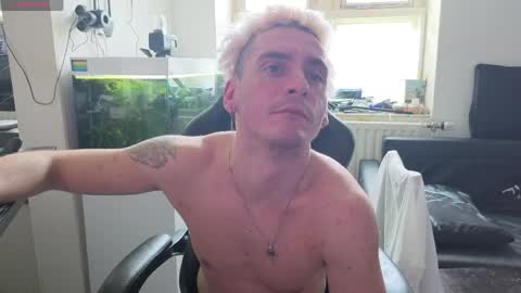 Rayzel White online show from May 2026 01:28:01 PM