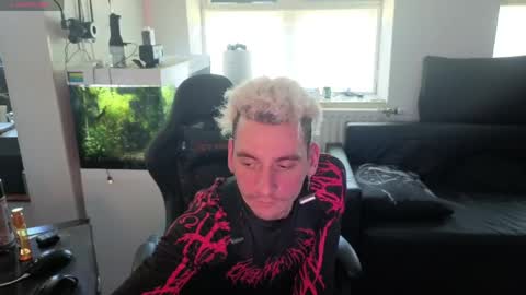 Rayzel White online show from May 2026 12:35:01 PM