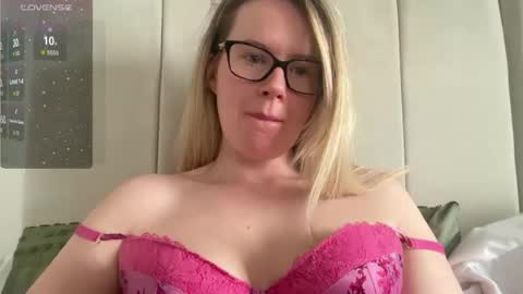 Snapshot of red_head_rosie_69 chatting on February 2025 09:43:01 AM Rosie online show from February 2025 09:43:01 AM