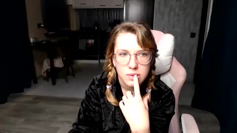 Regina online show from September 2025 01:18:01 AM