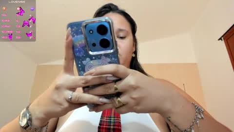 Snapshot of reina_loren chatting on May 2026 10:40:01 PM reina_loren online show from May 2026 10:40:01 PM