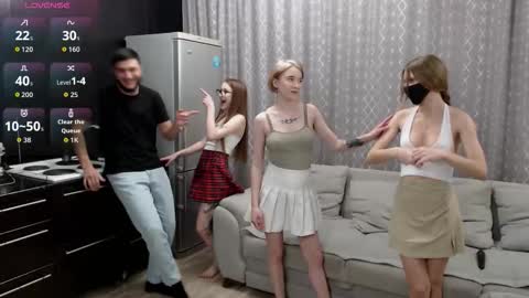 Renae Tom online show from November 2025 06:52:02 PM