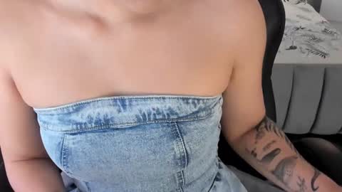 Snapshot of renee_shelby_ chatting on January 2025 12:46:02 PM Renee Shelby online show from January 2025 12:46:02 PM