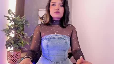 Snapshot of renee_shelby_ chatting on May 2026 08:58:02 PM Renee Shelby online show from May 2026 08:58:02 PM