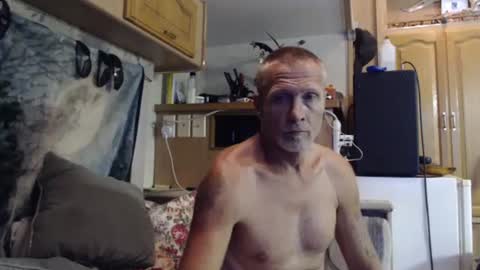 Snapshot of retro834 chatting on September 2025 01:44:01 AM Rhett online show from September 2025 01:44:01 AM