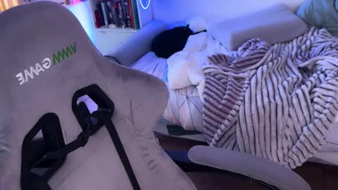   DianaBrite            fansl y online show from October 2025 11:18:01 AM