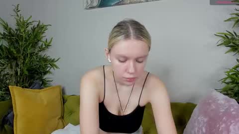 river_stoynee online show from October 2025 01:25:02 AM