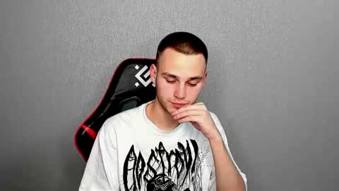 robert10211 online show from December 2025 05:55:02 PM