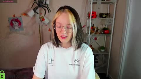 Snapshot of rockett_bunny chatting on November 2025 01:06:02 AM Rockett online show from November 2025 01:06:02 AM