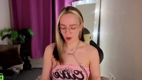 Snapshot of rockett_bunny chatting on June 2026 01:11:02 AM Rockett online show from June 2026 01:11:02 AM