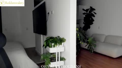 Valery Roldans online show from November 2025 02:02:02 AM