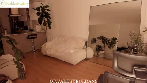 Valery Roldans online show from November 2025 04:02:02 AM